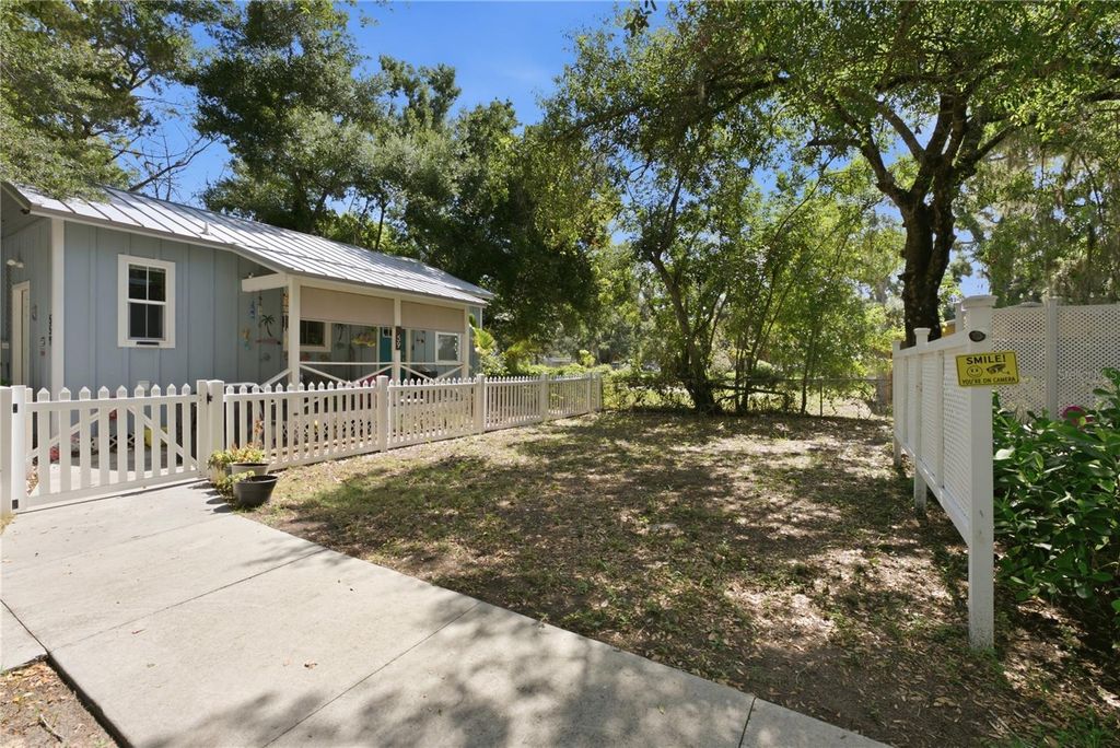 Image 27 of property listing at 559 18TH STREET E, Bradenton, FL 34208