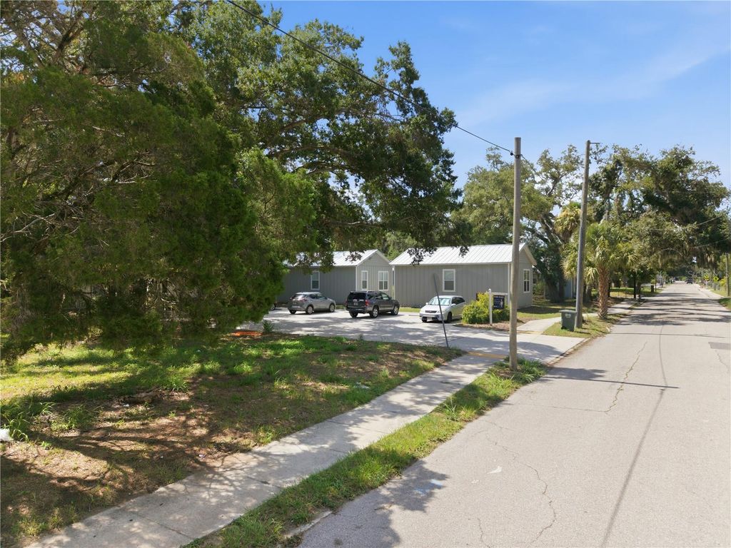 Image 31 of property listing at 559 18TH STREET E, Bradenton, FL 34208