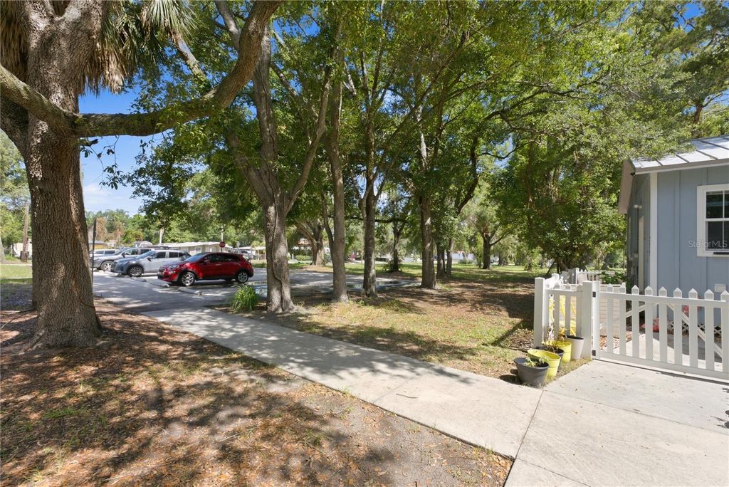 Image 32 of property listing at 559 18TH STREET E, Bradenton, FL 34208