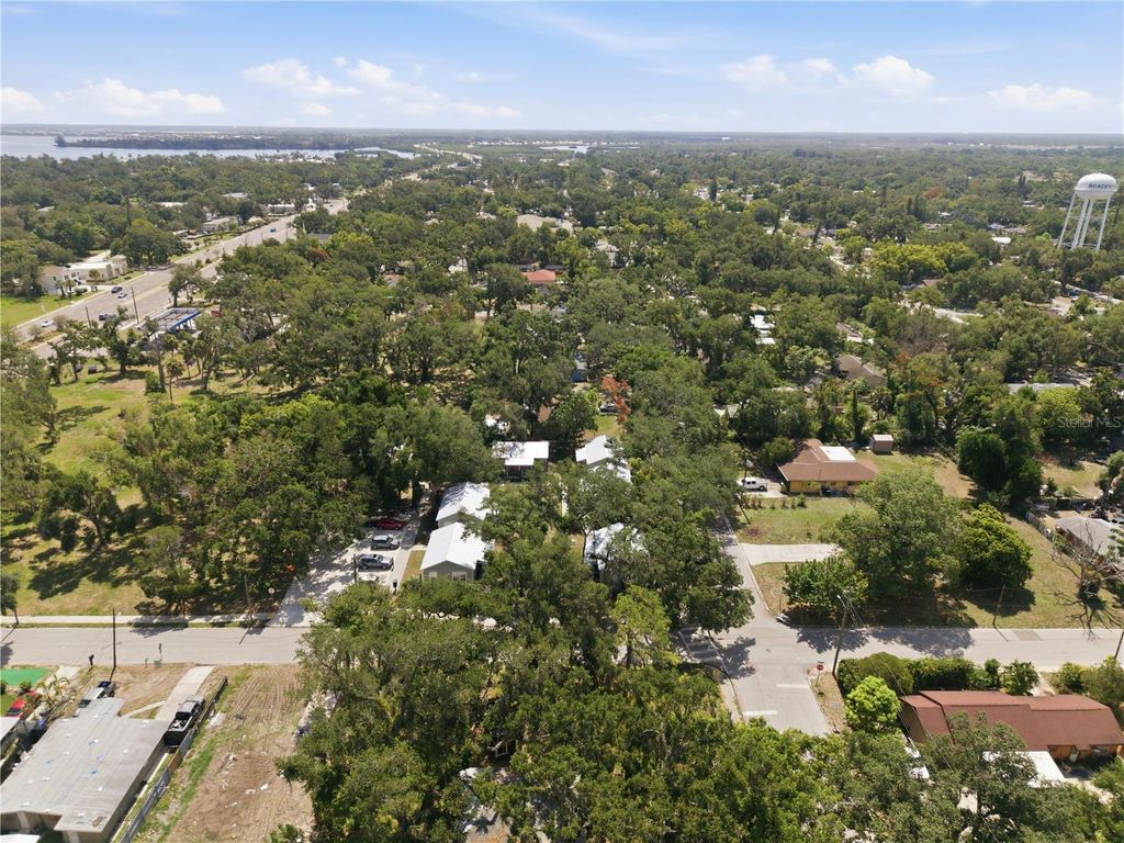 Image 34 of property listing at 559 18TH STREET E, Bradenton, FL 34208