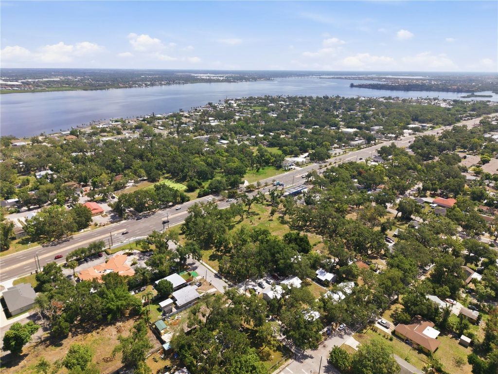 Image 35 of property listing at 559 18TH STREET E, Bradenton, FL 34208