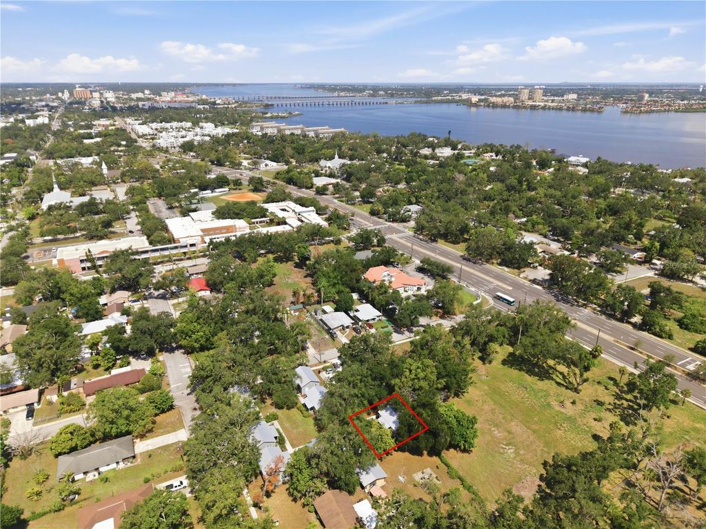 Image 36 of property listing at 559 18TH STREET E, Bradenton, FL 34208