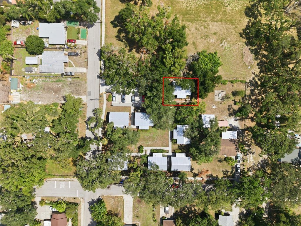 Image 37 of property listing at 559 18TH STREET E, Bradenton, FL 34208