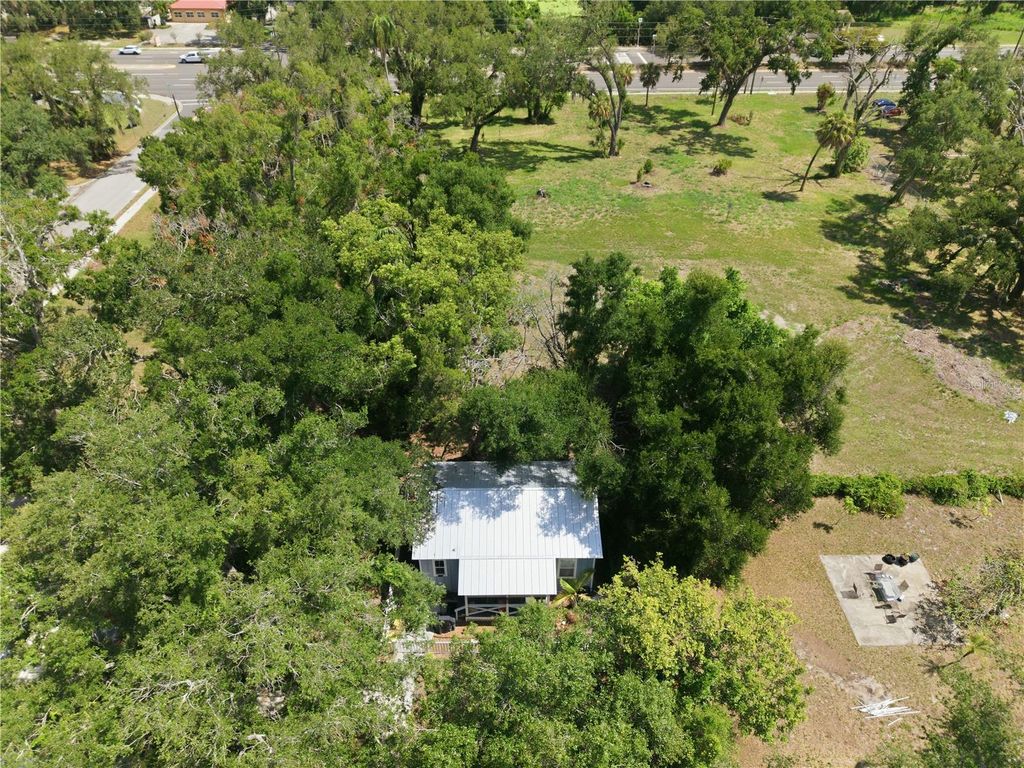 Image 39 of property listing at 559 18TH STREET E, Bradenton, FL 34208