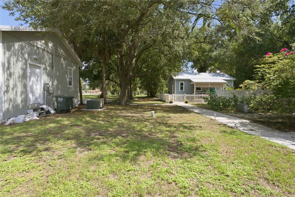 Image 40 of property listing at 559 18TH STREET E, Bradenton, FL 34208