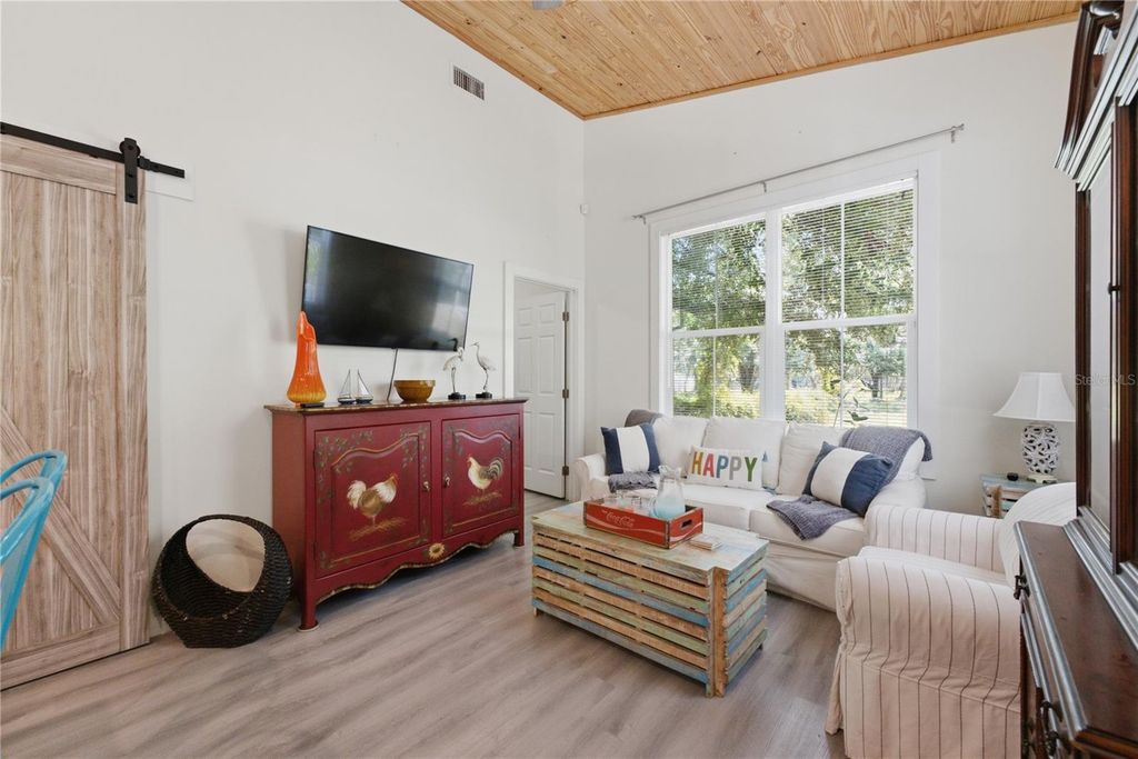 Image 5 of property listing at 559 18TH STREET E, Bradenton, FL 34208