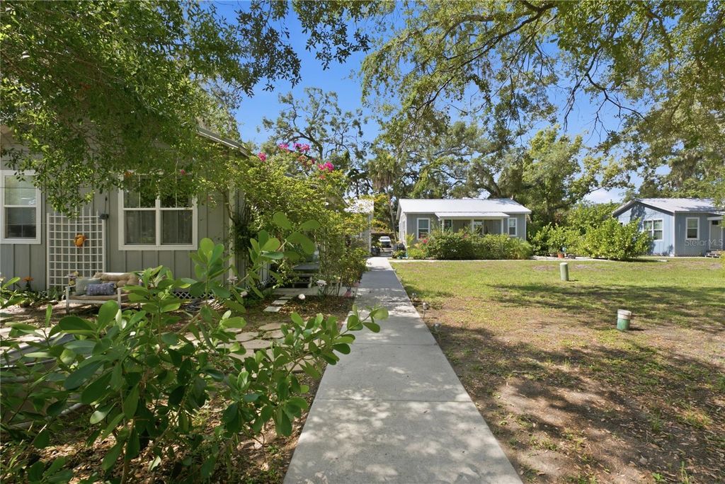 Image 41 of property listing at 559 18TH STREET E, Bradenton, FL 34208