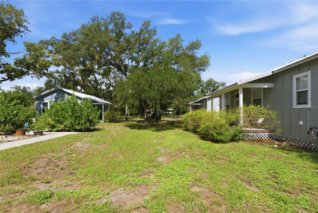 Image 42 of property listing at 559 18TH STREET E, Bradenton, FL 34208