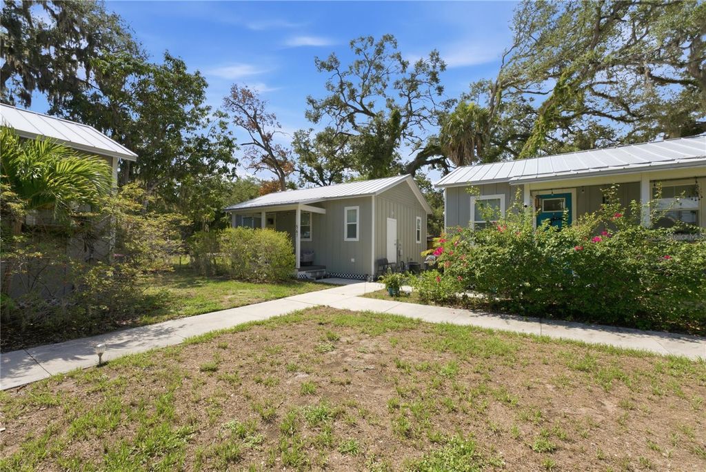 Image 43 of property listing at 559 18TH STREET E, Bradenton, FL 34208