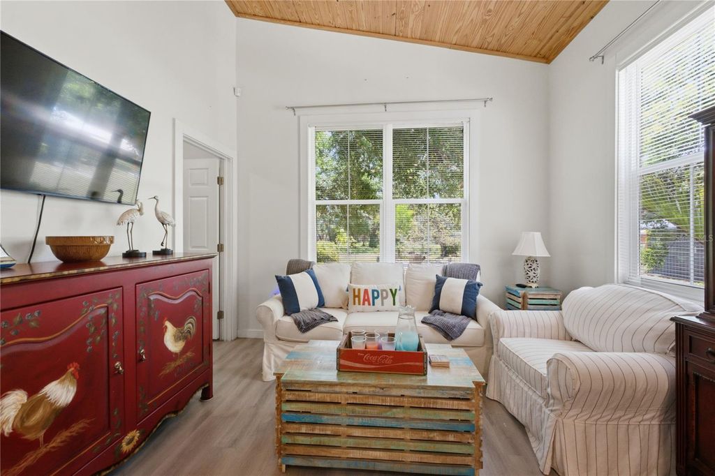 Image 6 of property listing at 559 18TH STREET E, Bradenton, FL 34208