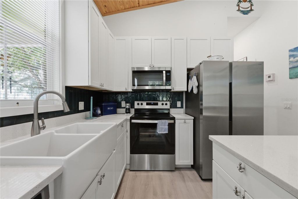 Image 7 of property listing at 559 18TH STREET E, Bradenton, FL 34208