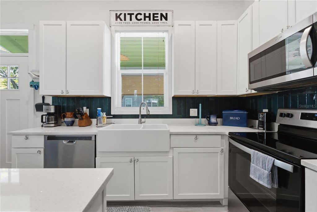 Image 8 of property listing at 559 18TH STREET E, Bradenton, FL 34208