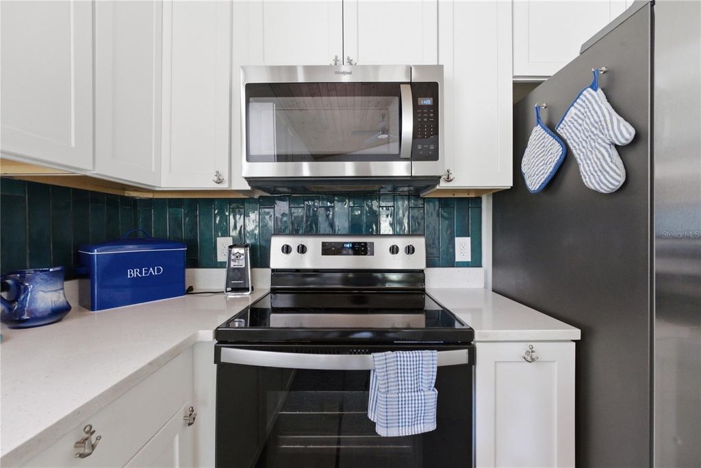 Image 9 of property listing at 559 18TH STREET E, Bradenton, FL 34208