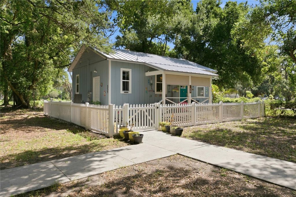 Image 10 of property listing at 559 18TH STREET E, Bradenton, FL 34208