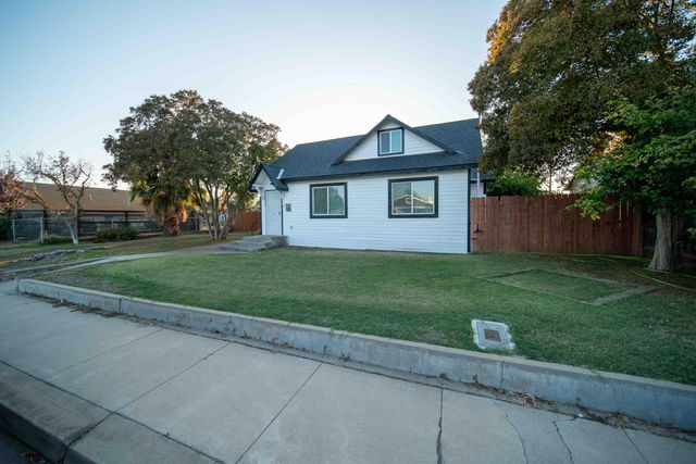 179 N Acacia Street, Woodlake, CA 93286