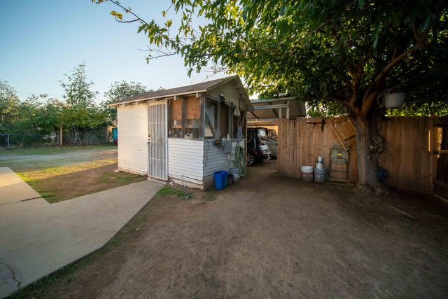 179 N Acacia Street, Woodlake, CA 93286