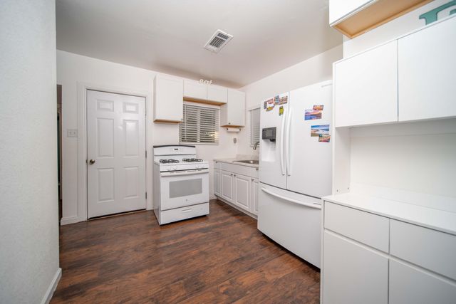 179 N Acacia Street, Woodlake, CA 93286