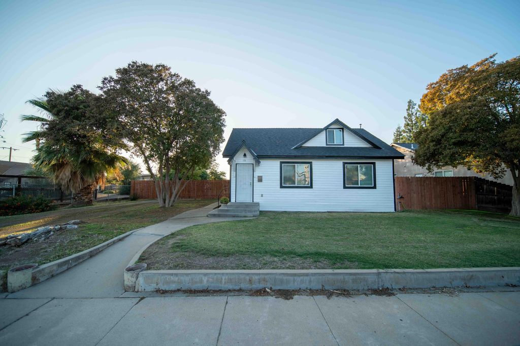 179 N Acacia Street, Woodlake, CA 93286