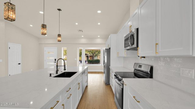 116 E HELENA Drive, Phoenix, AZ 85022