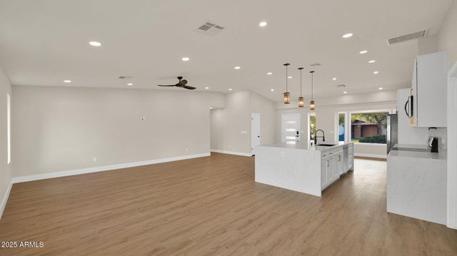 116 E HELENA Drive, Phoenix, AZ 85022