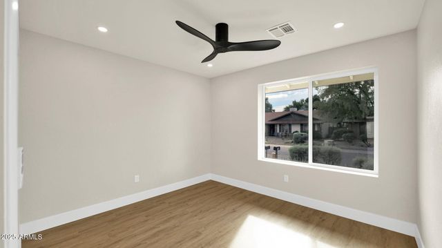 116 E HELENA Drive, Phoenix, AZ 85022