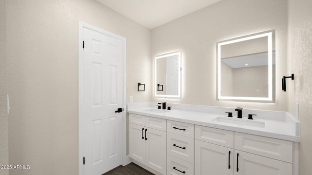 116 E HELENA Drive, Phoenix, AZ 85022