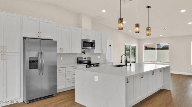 116 E HELENA Drive, Phoenix, AZ 85022