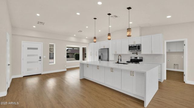 116 E HELENA Drive, Phoenix, AZ 85022