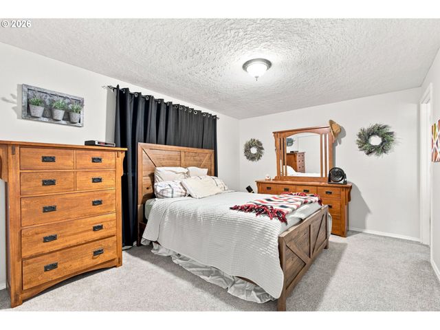 12439 BLUE RIDGE Dr, Oregon City, OR 97045