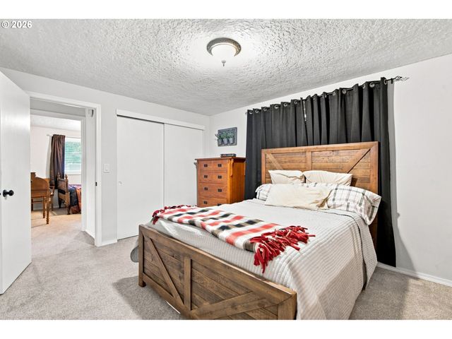 12439 BLUE RIDGE Dr, Oregon City, OR 97045