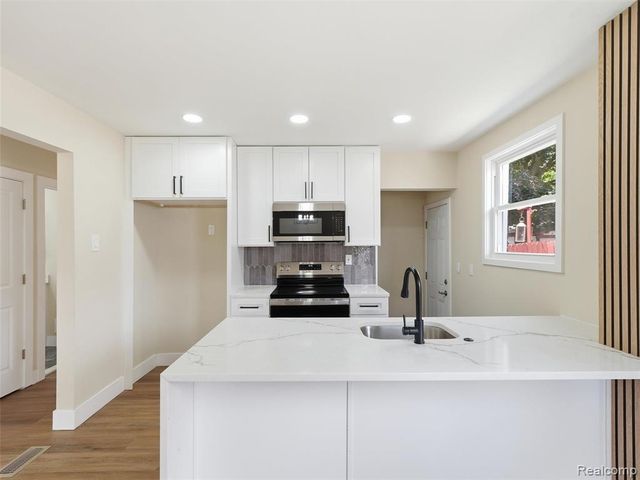 16835 Lesure Street, Detroit, MI 48235
