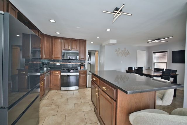 3509 W 73rd Place, Chicago, IL 60629
