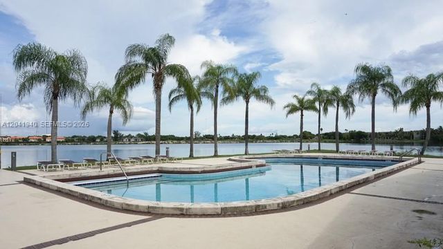 331 Ives Dairy Rd 331-10, Miami, FL 33179
