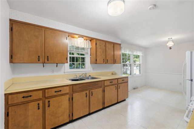 5 Lee Drive, Warren, RI 02885