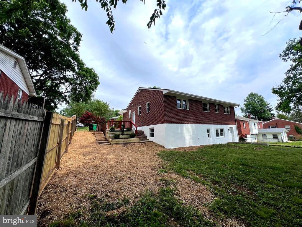 Image 10 of property listing at 8125 MURRAY HILL DR, Fort Washington, MD 20744