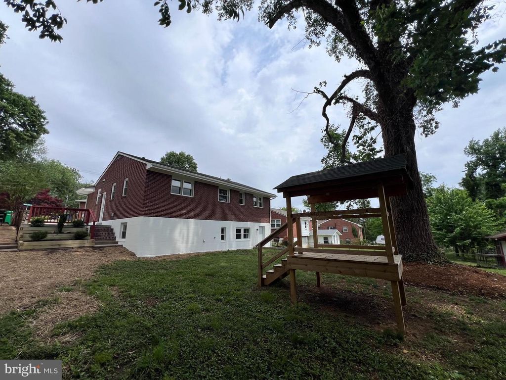 Image 11 of property listing at 8125 MURRAY HILL DR, Fort Washington, MD 20744