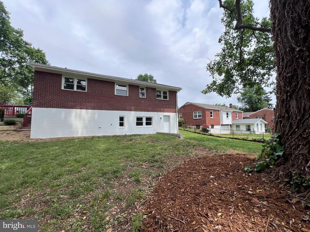 Image 12 of property listing at 8125 MURRAY HILL DR, Fort Washington, MD 20744