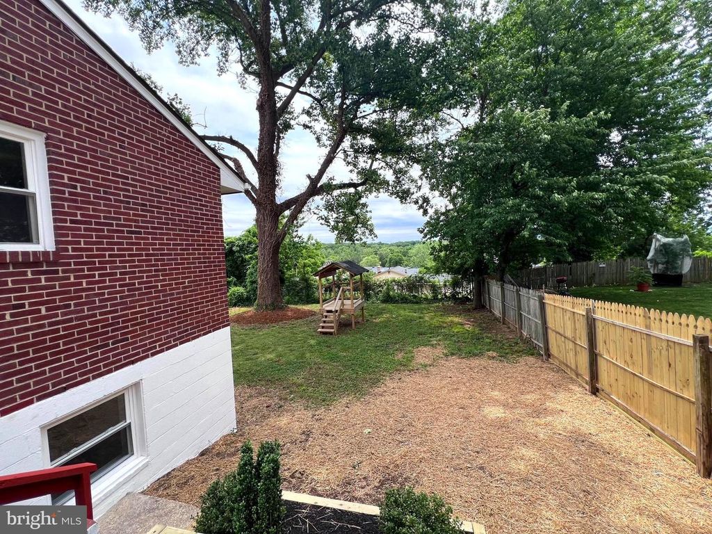 Image 7 of property listing at 8125 MURRAY HILL DR, Fort Washington, MD 20744