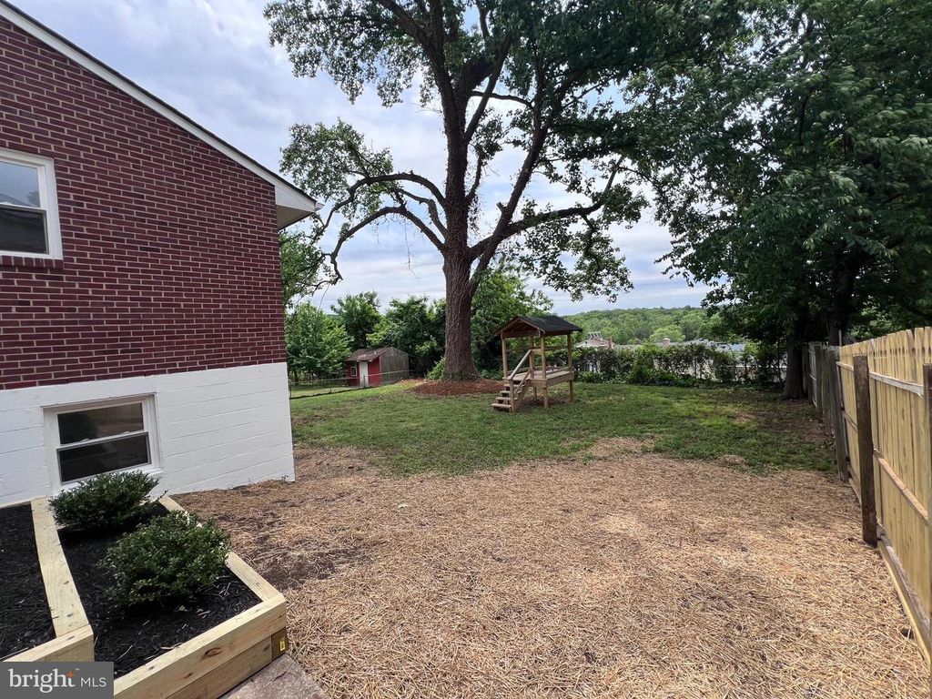 Image 8 of property listing at 8125 MURRAY HILL DR, Fort Washington, MD 20744