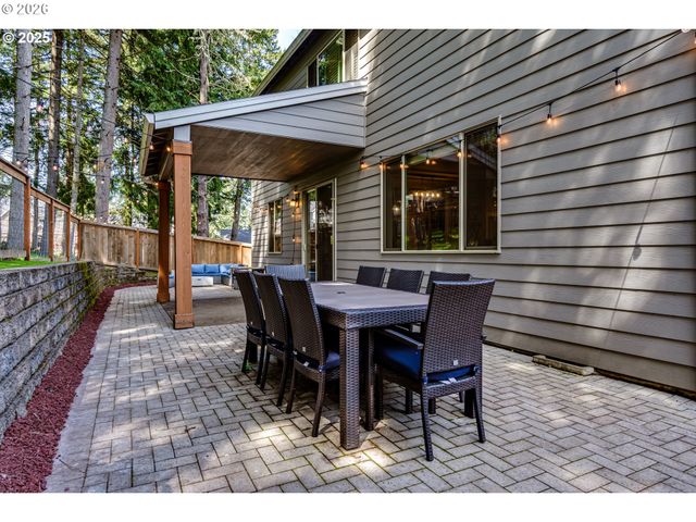 3237 TIMBERLINE Dr, Eugene, OR 97405