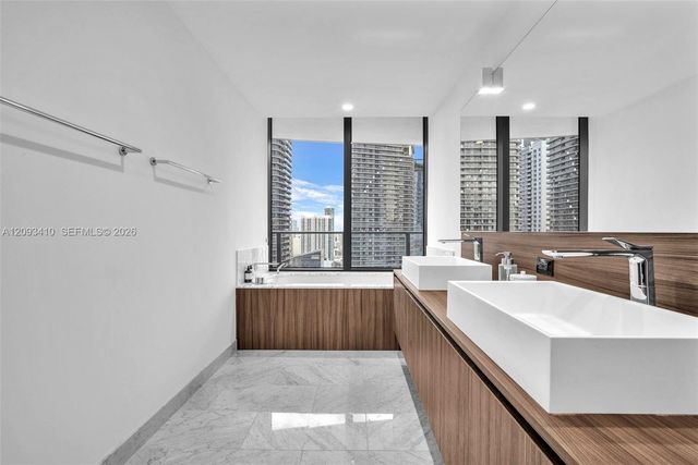 1000 Brickell Plaza 3112, Miami, FL 33131