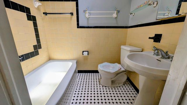 452 WESTMONT DR, Darby, PA 19023