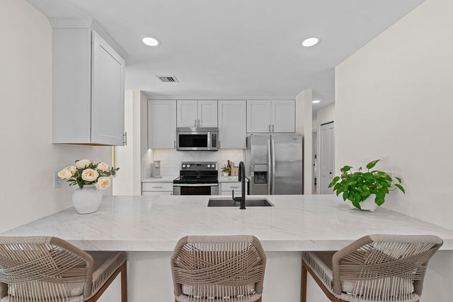 1401 Hummingbird Drive, Delray Beach, FL 33444