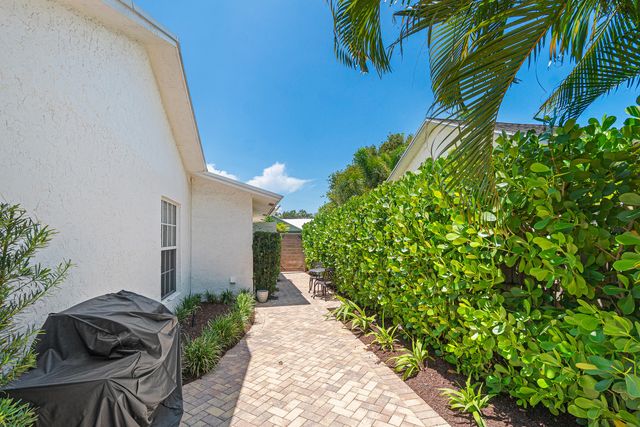1401 Hummingbird Drive, Delray Beach, FL 33444
