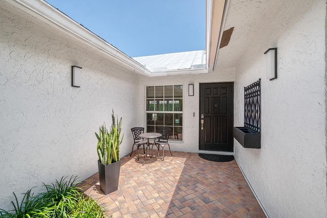 1401 Hummingbird Drive, Delray Beach, FL 33444