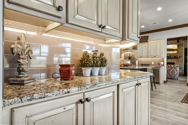 901 Crown LN, Burnet, TX 78611