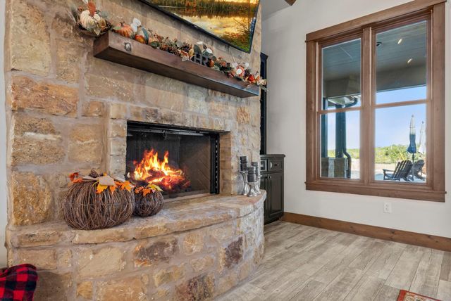901 Crown LN, Burnet, TX 78611