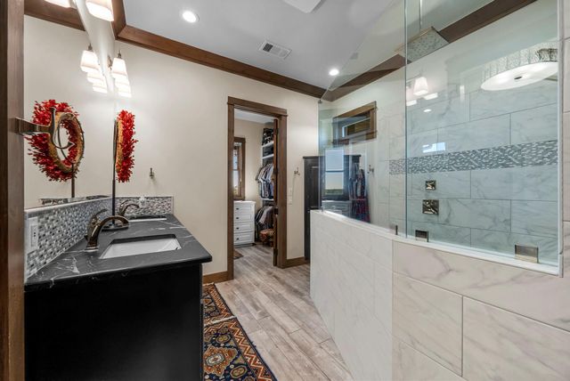 901 Crown LN, Burnet, TX 78611