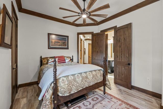 901 Crown LN, Burnet, TX 78611