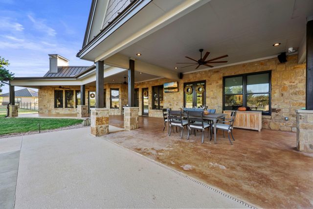 901 Crown LN, Burnet, TX 78611